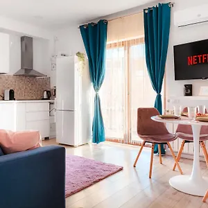 Downtown Boutique - Blue & Pink Apartament